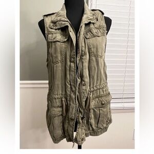 Max Jeans Green Vest Size Medium With Pockets, Zipper, And Adjustable String